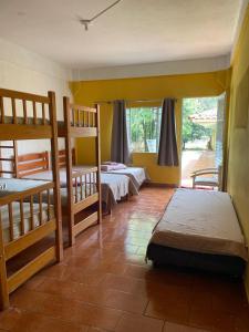 een slaapkamer met 2 stapelbedden en een balkon bij Suíte rural in Foz do Iguaçu