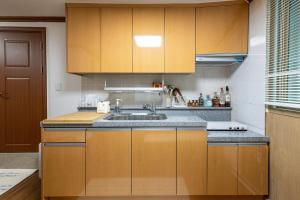 Kuchyň nebo kuchyňský kout v ubytování Bright 2BR Minimal Home near Han River Seongsu + 34 fotografií