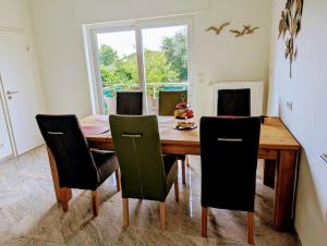 ein Esszimmer mit einem Holztisch und Stühlen in der Unterkunft Ferienhaus MAWO 4 Sterne in Andernach