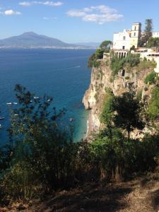 una casa en un acantilado con vistas al océano en B&B La Grotta Marina, en Vico Equense