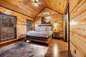 une chambre avec un lit dans une cabane en bois dans l'établissement Silver Linings, à Broken Bow
