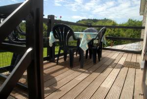 Una mesa y sillas en una terraza. en La Clé des Champs, en Bertogne