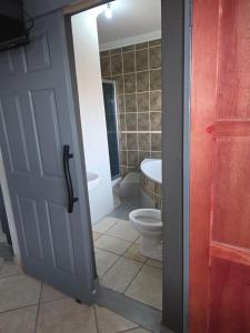 baño con aseo y puerta abierta en The Good Samaritan 2, en Witbank