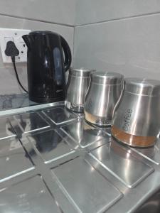 una hornilla con tres tazas de café encima en The Good Samaritan 2, en Witbank