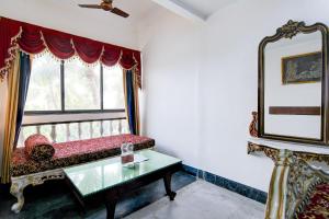 - un salon avec un banc et une fenêtre dans l'établissement Palette - Hotel ICON Bakkhali, à Bakkhali