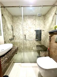 拉合尔Gold crest mall Two Bed Luxury Apartment - Mirhaa Homes的带淋浴、马桶和水槽的浴室