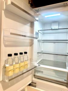 拉合尔Gold crest mall Two Bed Luxury Apartment - Mirhaa Homes的装满瓶装葡萄酒的开放式冰箱