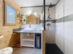 a bathroom with a sink and a shower at Chalet en bois avec très belle vue sur la montagne in Colmars +24 photos