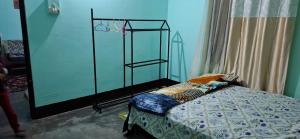 Ένα ή περισσότερα κρεβάτια σε δωμάτιο στο Mitali Homestay