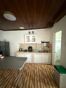 uma cozinha com uma mesa no meio de uma sala em Bancasi Hostel Shared Dormitory em Butuan