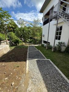 uma passagem em frente a uma casa em Bancasi Hostel Shared Dormitory em Butuan