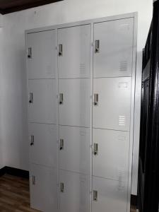 um grupo de quatro armários brancos em uma sala em Bancasi Hostel Shared Dormitory em Butuan