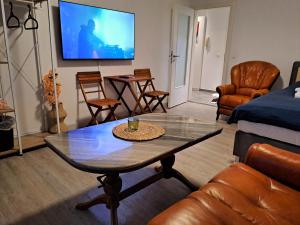 sala de estar con mesa de centro y TV en BurgK59, 3 BR, 4 Beds, TV, Kitchen and Bath, en Muldenstein