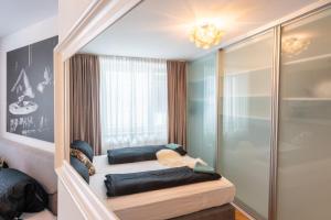 ein kleines Zimmer mit einem Bett und einem Fenster in der Unterkunft Vienna Deluxe Residences - Schönbrunn in Wien