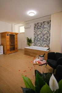 a living room with a couch and a bath tub at Attimo d'amore in Quinto Vicentino