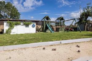 Ο χώρος παιχνιδιού για παιδιά στο Les années platine- Rochefort