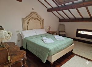 パドヴァにあるHT - Casa del Poeta nel cuore di Padovaのベッドルーム1室(ベッド1台、緑の掛け布団付)