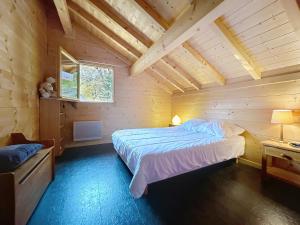 a bedroom with two beds in a wooden cabin at Chalet en bois avec très belle vue sur la montagne in Colmars