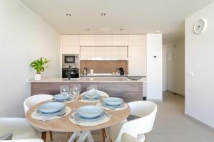 Kuchyň nebo kuchyňský kout v ubytování Private jacuzzi, heated pool, summer kitchen, AC