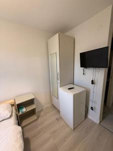 1 dormitorio con 1 cama, TV y armario en Şişli Suites - Room44, en Estambul