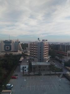 突尼斯Jasmin appart的享有带停车场的城市美景 更多1张照片