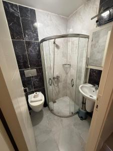 Un baño con ducha, inodoro y lavabo. en Şişli Suites - Room44, en Estambul
