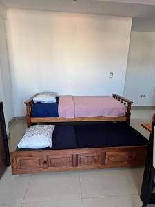 twee bedden bovenop een kamer bij Dpto Bambú in Salta +21 foto's