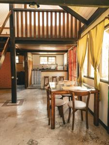 a dining room with a table and chairs at Casa Pindorama - Chalé Opy in Paraty