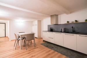 Η κουζίνα ή μικρή κουζίνα στο Aosta Holiday Apartments - Croix-de-Ville