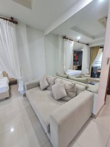 a white living room with a couch and a bed at 41 квадратный метр, апартамент на пляже Сурин in Surin Beach