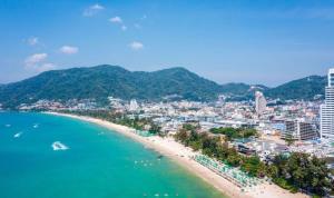a view of a beach and a city at 41 квадратный метр, апартамент на пляже Сурин in Surin Beach