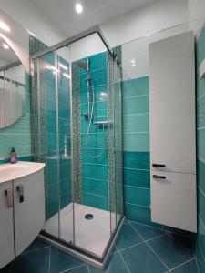 a bathroom with a shower and a sink at La casa dei mici in Arezzo