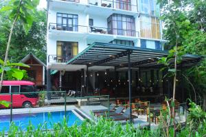 ウダワラウェにあるSunwin River Cabana & Hotelのスイミングプール付きのホテル