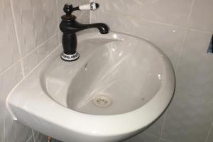 Koupelna v ubytování Famko Hotel - Sleeps 24 - Parking - Garden + 11 fotografií