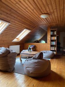 Habitación grande con 2 camas y techo de madera. en Wéber Villa, en Gyenesdiás