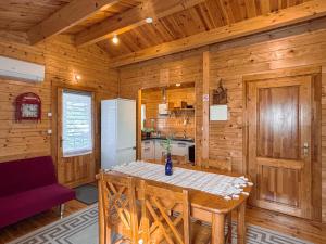 a dining room with a table in a cabin at Chale dos Sobreiros in Bicas