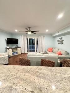 Posezení v ubytování Carolina Beach Ocean View Retreat with Beach Access!