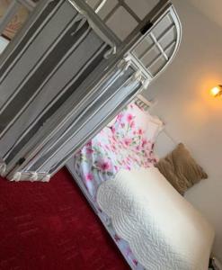 Cama en habitación con marco de cama en Villa Vero, en Contrexéville