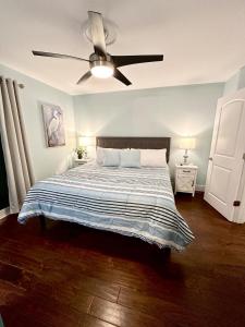 Postel nebo postele na pokoji v ubytování Carolina Beach Ocean View Retreat with Beach Access! + 30 fotografií