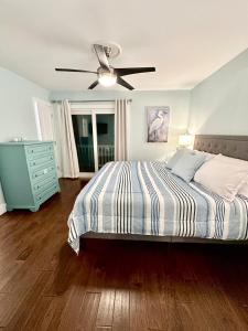 Postel nebo postele na pokoji v ubytování Carolina Beach Ocean View Retreat with Beach Access!