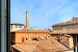 - une vue sur les toits depuis la fenêtre d'un bâtiment dans l'établissement Cavour Suite Luxury, à Bologne
