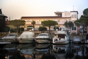 Un grupo de barcos están atracados en un puerto en Cozy and welcoming house with private garden, en Lignano Sabbiadoro 15 fotos más