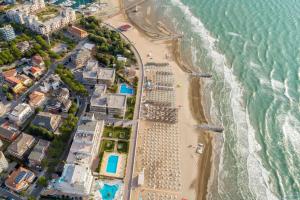 una vista aérea de una playa y el océano en Cozy and welcoming house with private garden, en Lignano Sabbiadoro