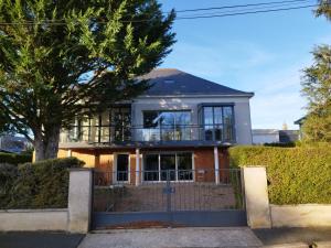 a house with a gate in front of it at Vaste chambre à Vouvray in Vouvray