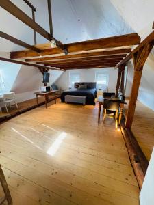 een grote woonkamer met een bank en een tafel bij Haus Mees Appartements in Wuppertal