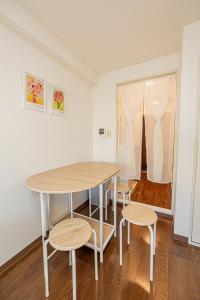 東京にあるsakura 202の窓のある部屋にあるテーブルと椅子