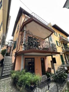 a building with a balcony with plants on it at SalitaCentrale6 in Bellagio