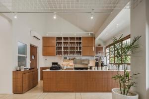 eine Küche mit Holzschränken und einer Arbeitsplatte in der Unterkunft Busaba Ayutthaya Hotel in Phra Nakhon Si Ayutthaya + 37 Fotos