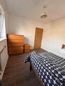 Ένα ή περισσότερα κρεβάτια σε δωμάτιο στο CW Apartments