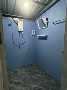 baño con pared azul y ducha en Khaosok Campsite, en Khao Sok